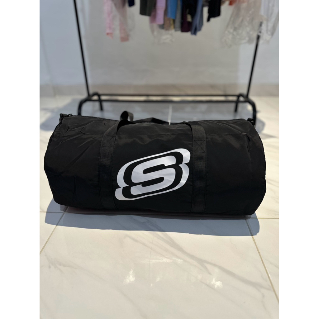 TAS DUFFLE GYM BAG SKECHERS ROLLING BAG SKEDBT9204BL BLACK TAS SERBAGUNA ORIGINAL