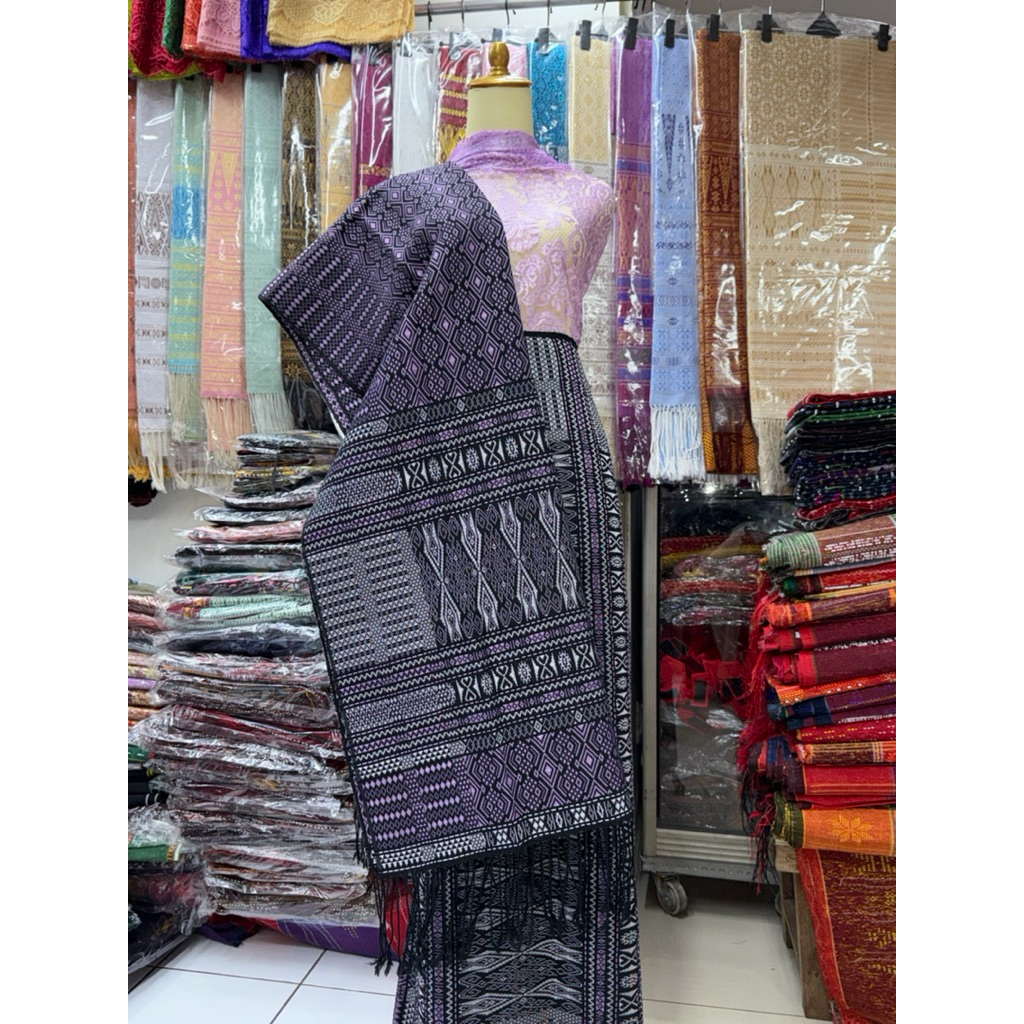 SONGKET TARUTUNG MOTIF TUMTUMAN BENANG KRISTAL WARNA DASAR HITAM BENANG UNGU