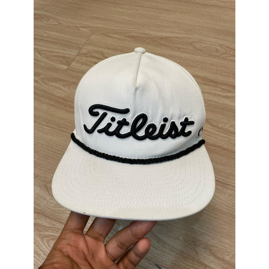 topi merk titleist