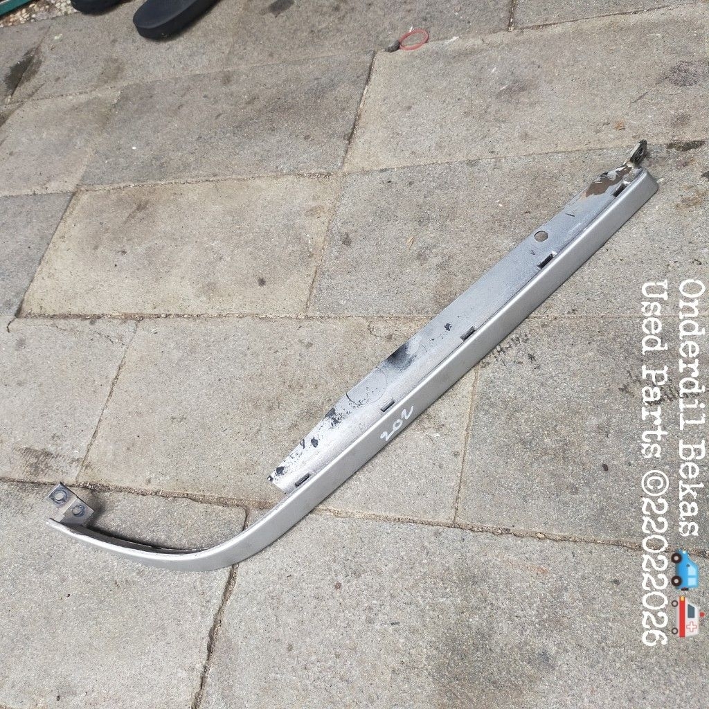 frame list lampu headlamp kanan Mercedes Benz w202 C class