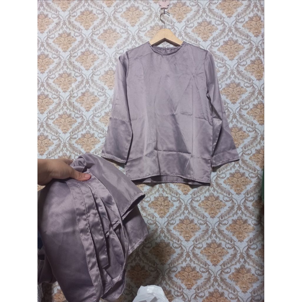 one set baju satin + rok lilit satin