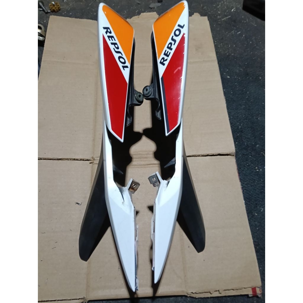 body belakang kanan kiri CBR150 K45A Repsol