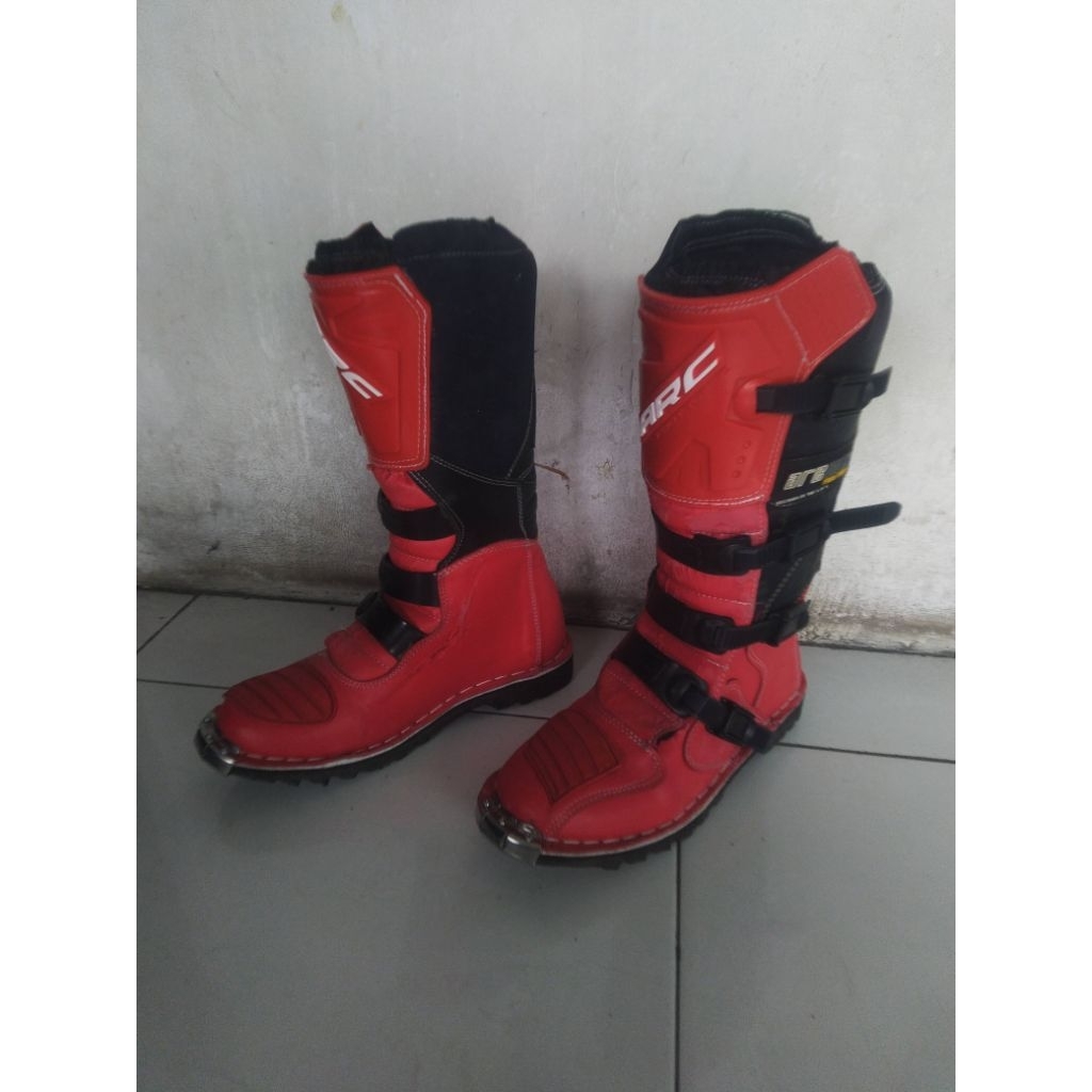 sepatu trail bekas