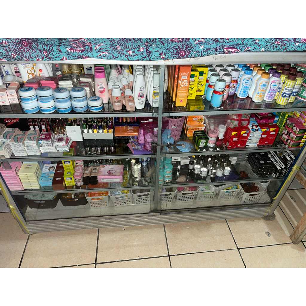 kosmetik serta etalasenya