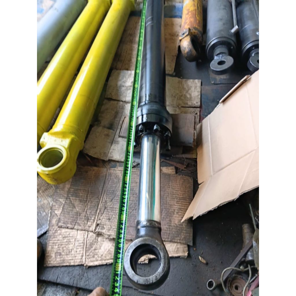 silinder hidrolik bucket eksavator PC 200 kondisi bekas siap pakai AS 65MM silinder 105mm