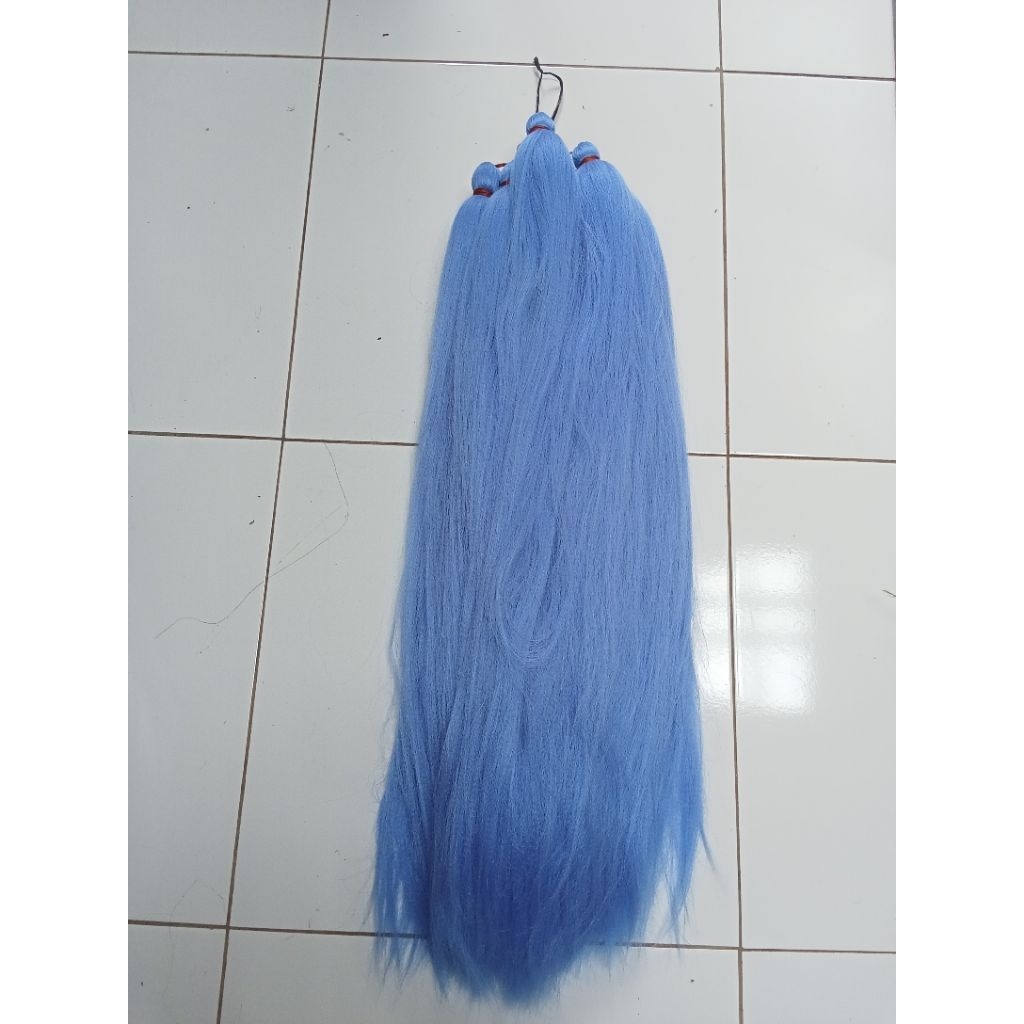 rambut Cemara polos, warna biru muda.