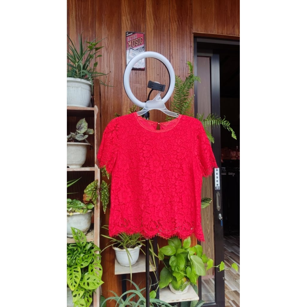 Atasan Blus Brukat (Lace Blouse) Merah Cabe Lengan Pendek