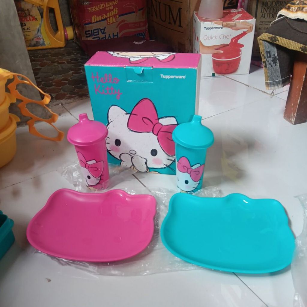 hello kitty set tupperware