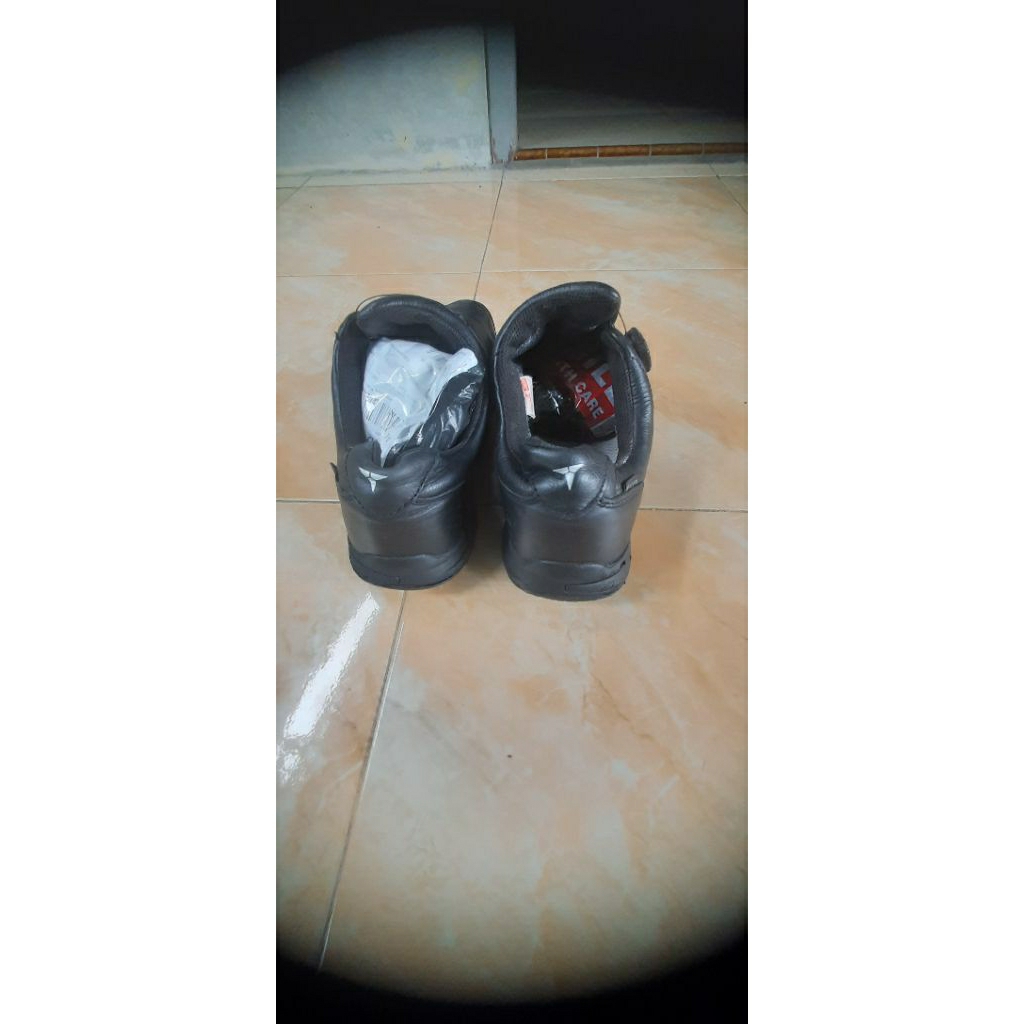 sepatu kulit treksta goretex