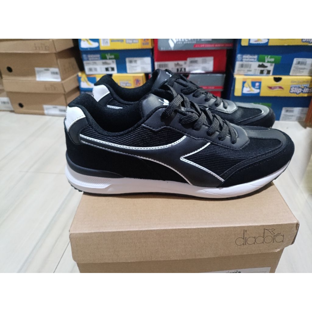 Diadora Navis /Snakers/Casual/Fashion shoes ( black white)