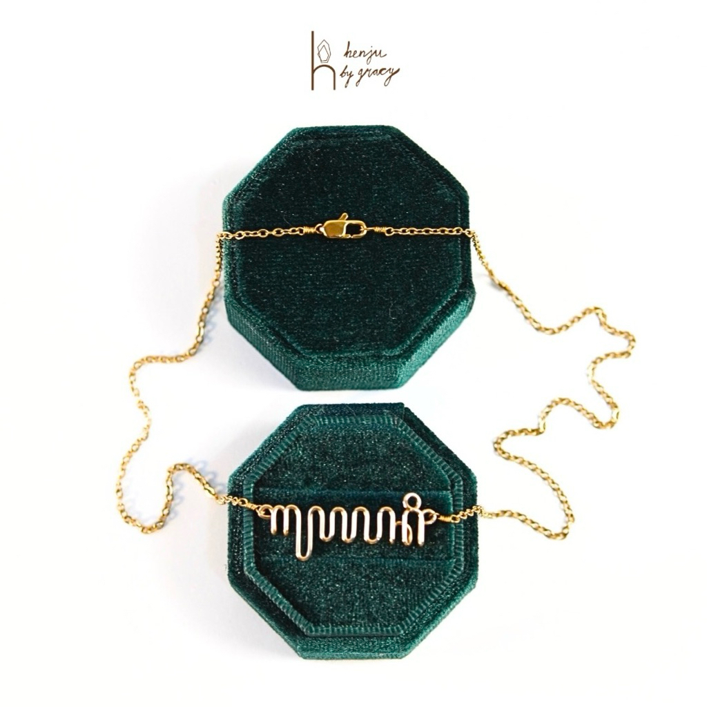 Henju by Gracy Stainless Steel Gold Plated Kalung Aksara Jawa | Custom Kalung Nama Aksara Jawa Bali 