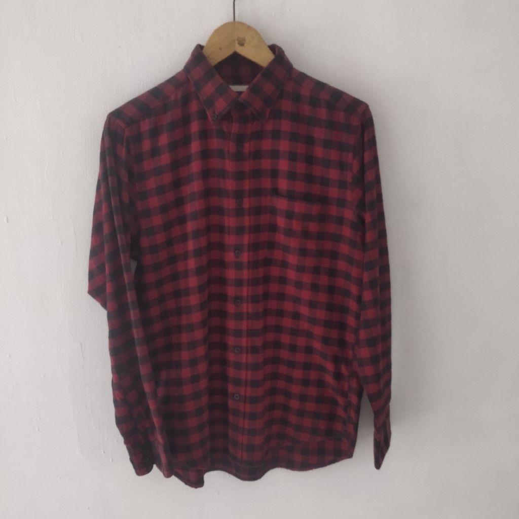 Kemeja Flanel dari Uniqlo GU