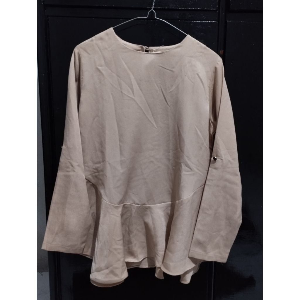 (Preloved) Blouse Krem Chapter 9 / Blouse Wanita
