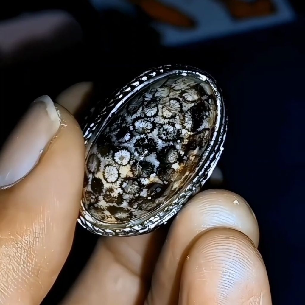 Batu akik teratai hitam antik