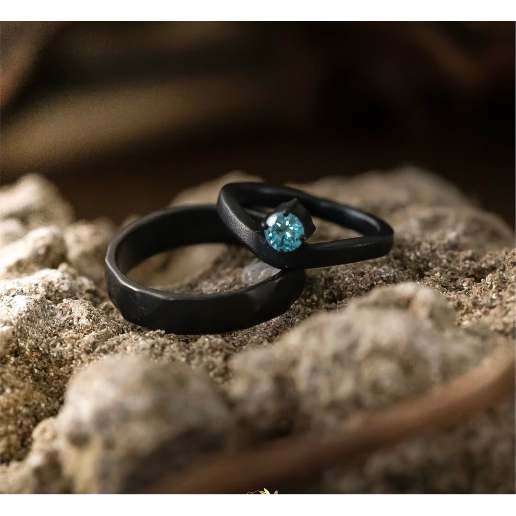 Cincin Rustic Couple Bahan Emas & Palladium With Blue Topaz Stone Finishing Full Black Rustic Ring