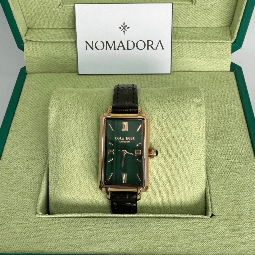 Nomadora Jam tangan Lola Rose seri Ms Lola dengan dial malachite hijau dan tali kulit hitam.