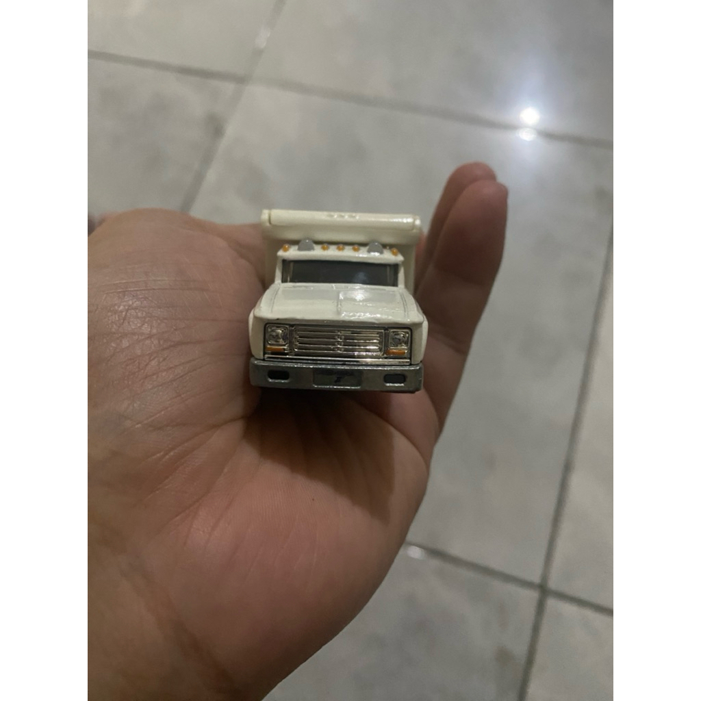 Hot Wheels truck towing