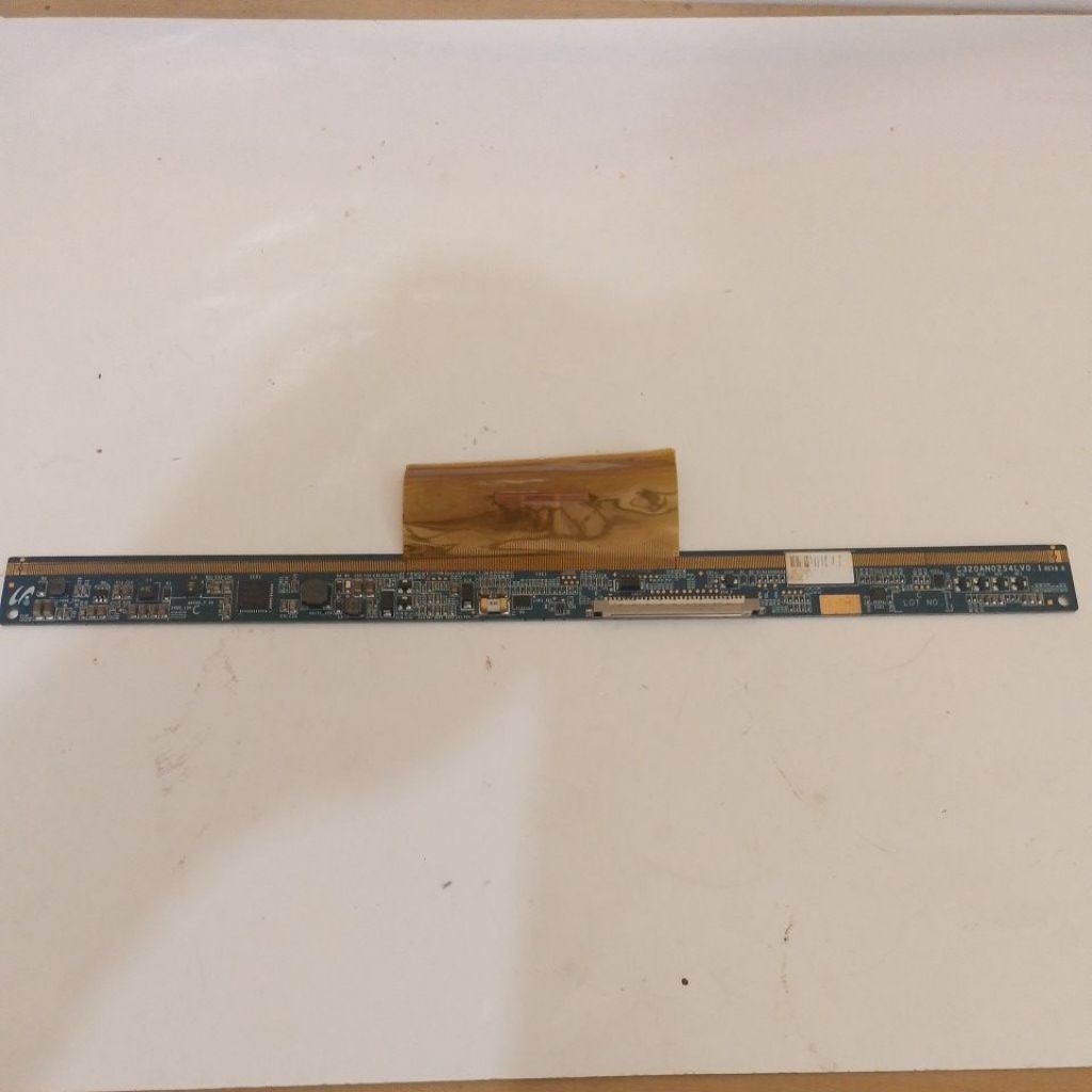 T CON RUSAK BUAT BAHAN ATAU SERVISAN  TV POLYTRON 32" TYPE PLD 32T710