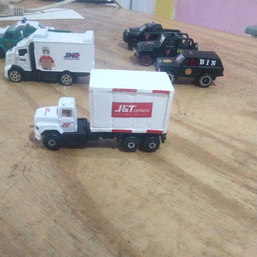 Miniatur Truk Box J&T
