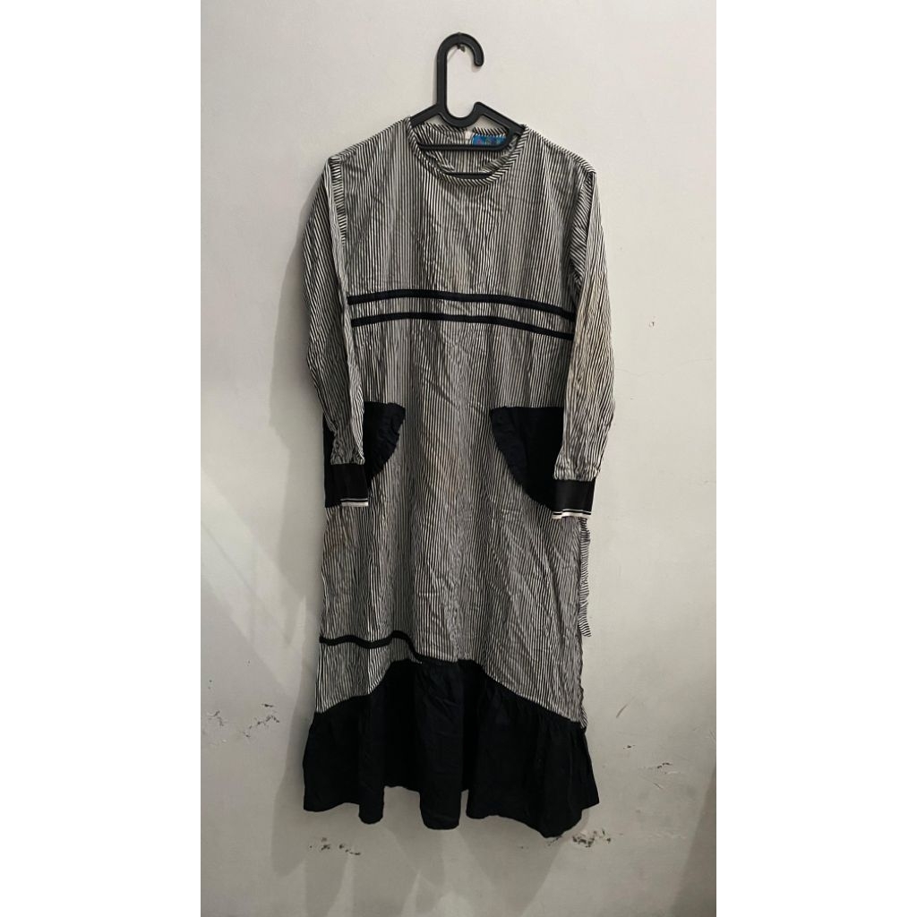 gamis garis garis hitam putih