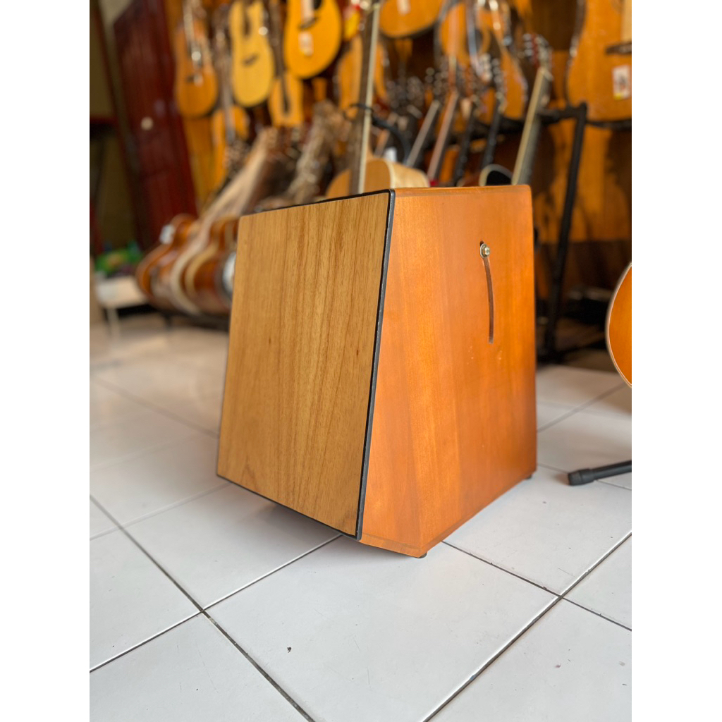 Cajon solid trapesium