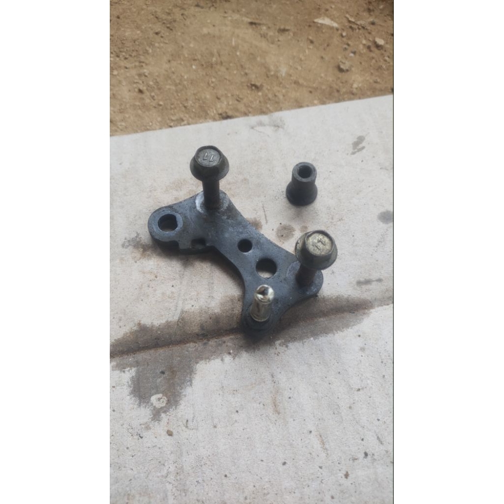 pangkon kliper depan breket kliper depan Suzuki satria fu original