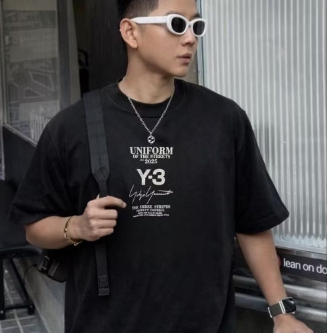 Kaos mirror branded Hitam Uniform of The Streets 2023 dengan Desain Tiga Garis dan Tanda Tangan Yohj