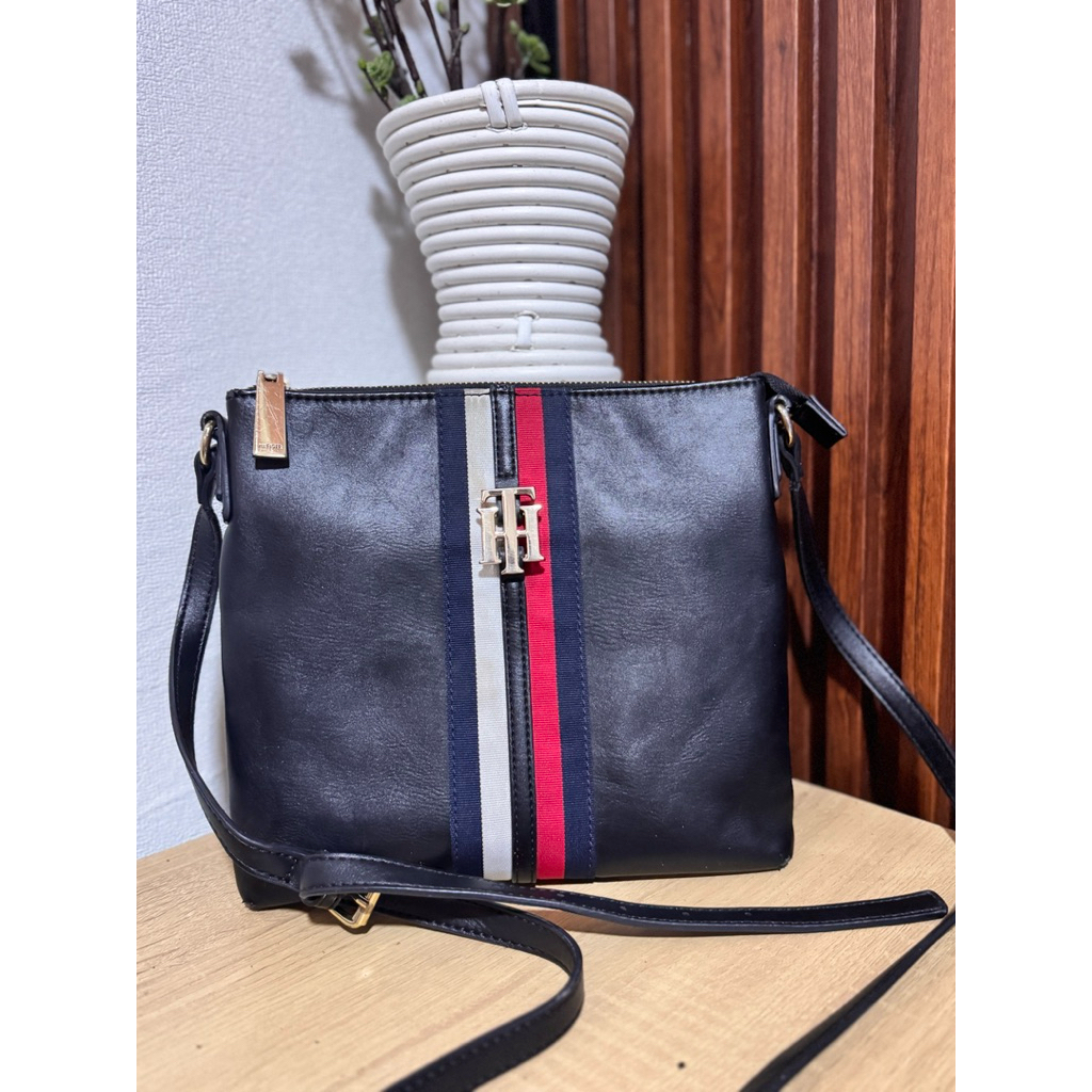 Tommy Hilfiger Sling bag preloved