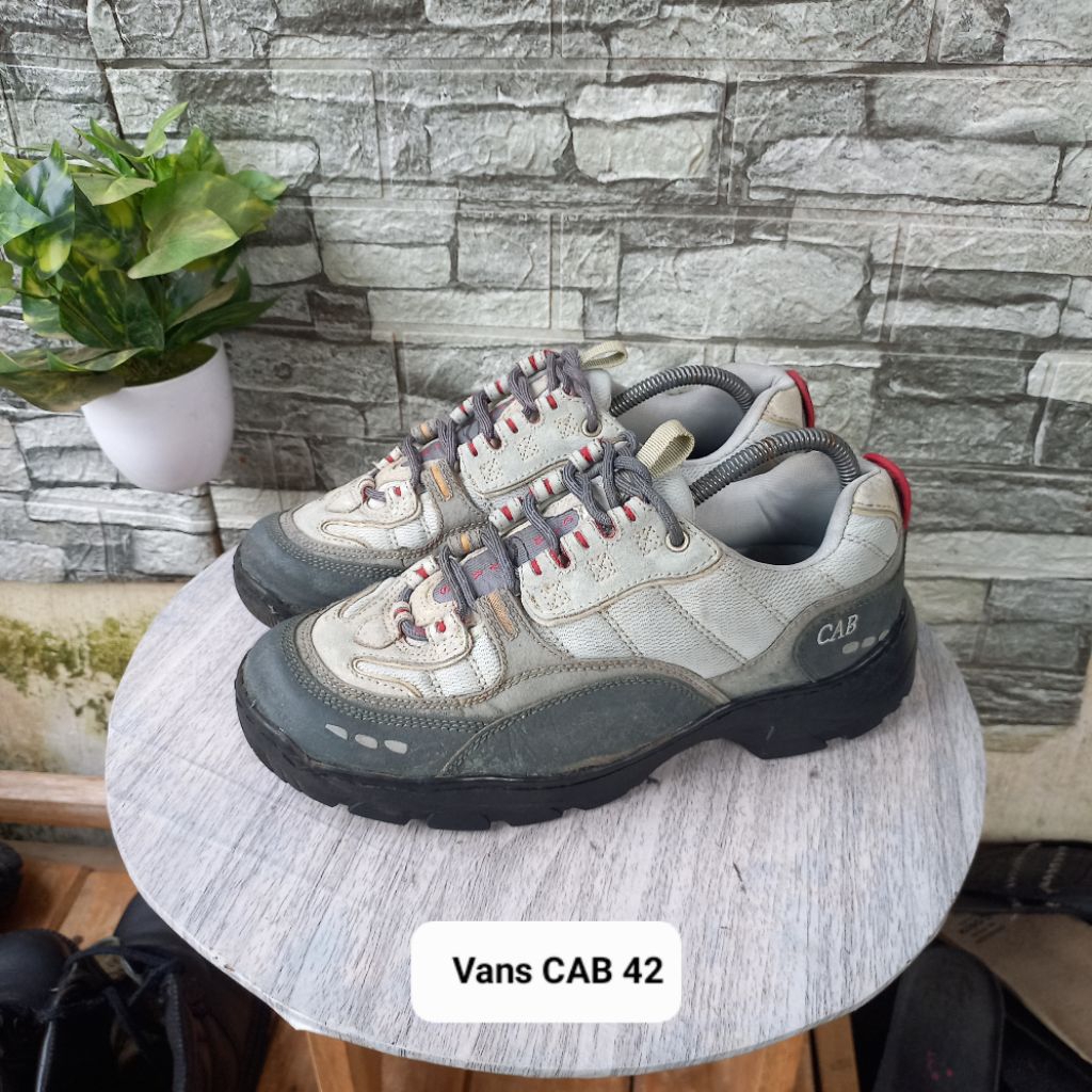 Sepatu second Hiking merk Vans CAB size42 insol27cm
