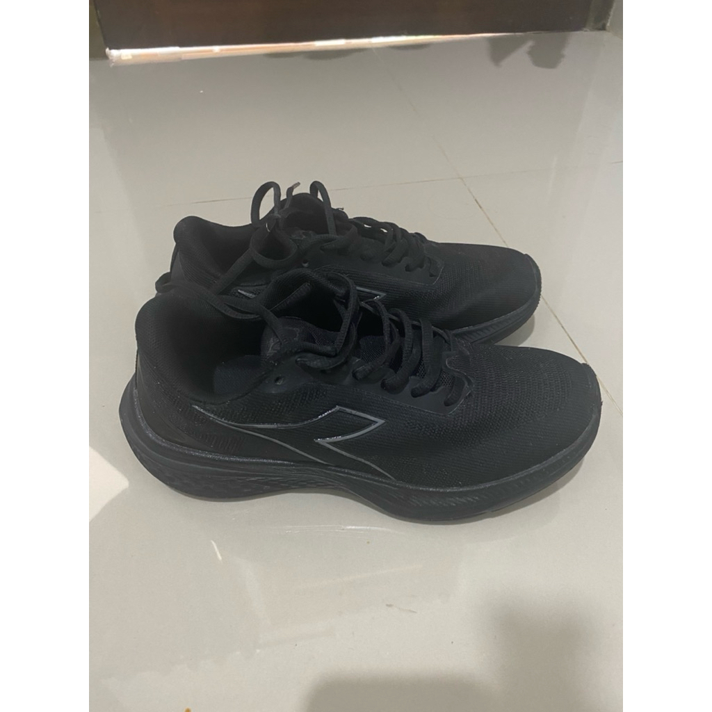 preloved sepatu diadora hitam olahraga