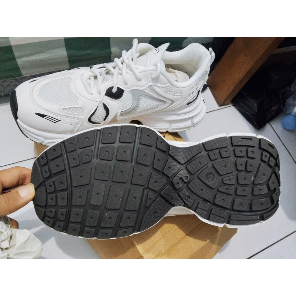 spatu sneakers running  ASNK