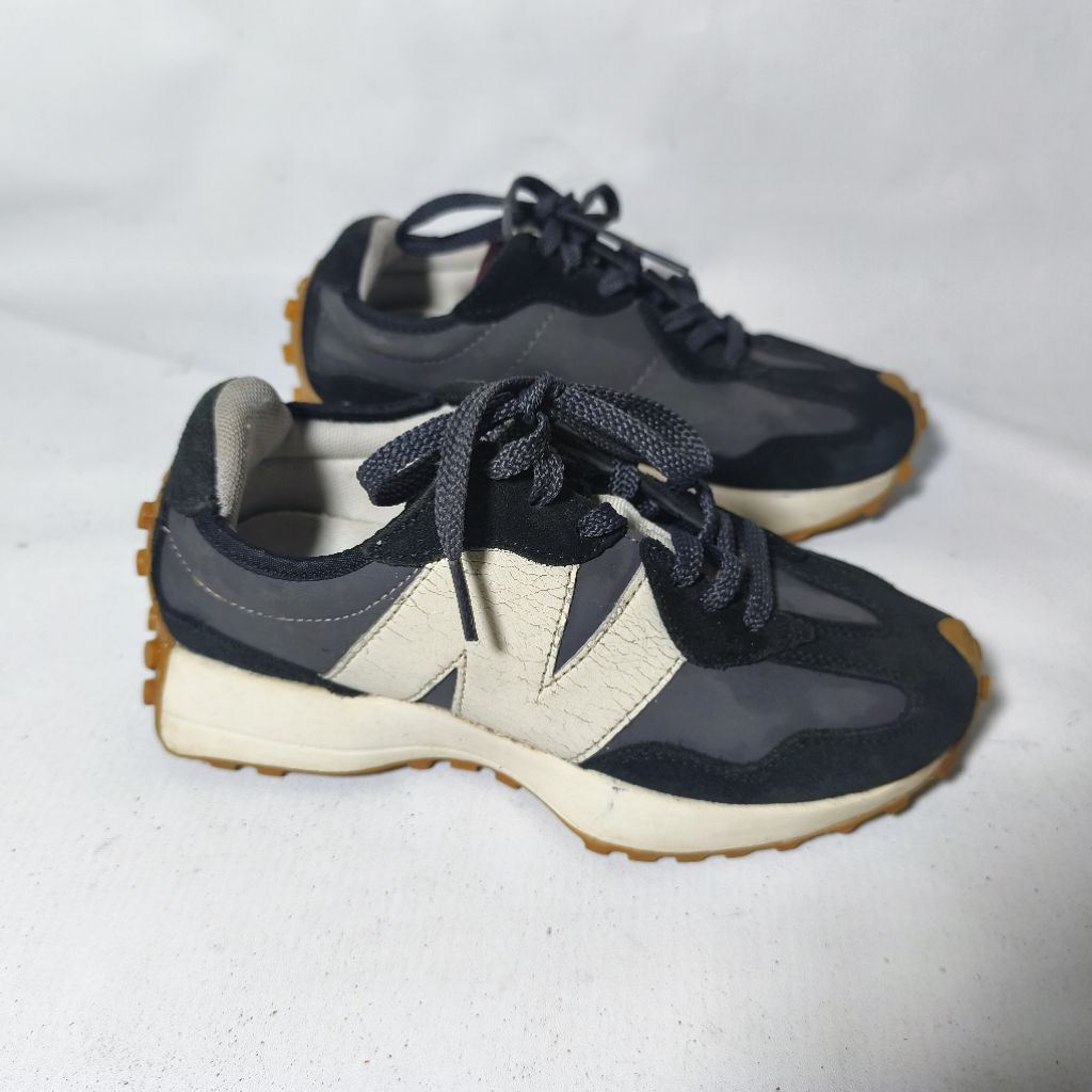 Sepatu second new balance  size 36 minus pemakaian
