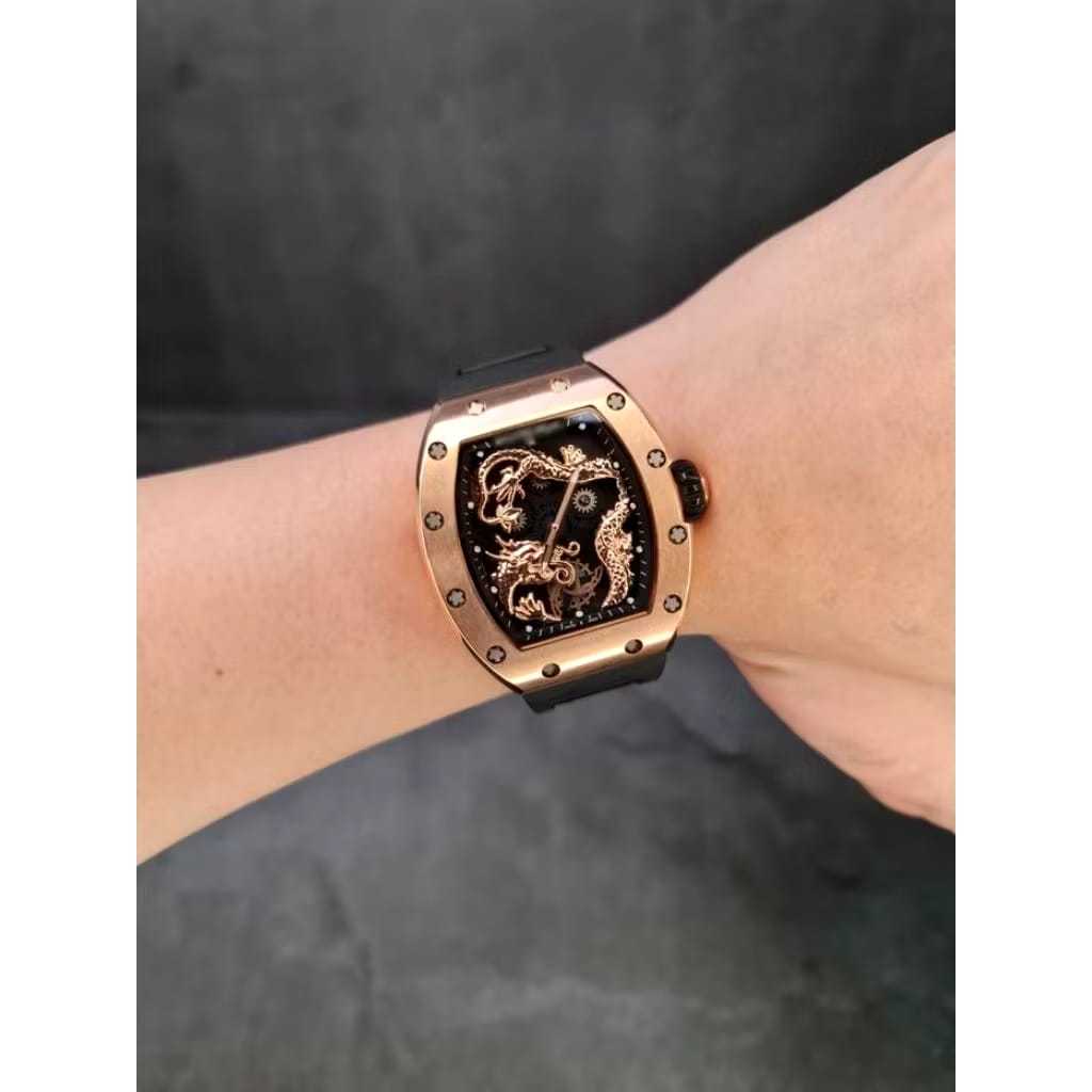 JAM TANGAN PRIA RM057 JACKIE CHAN DRAGON ROSEGOLD CASE 44MM BLACK RUBBER STRAP LIMITED..