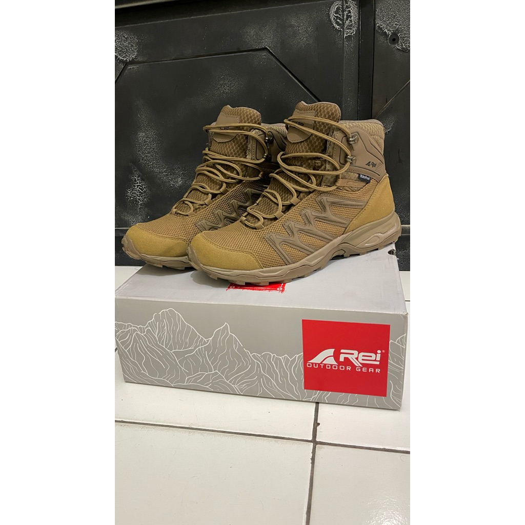 sepatu gunung Arei Montreal