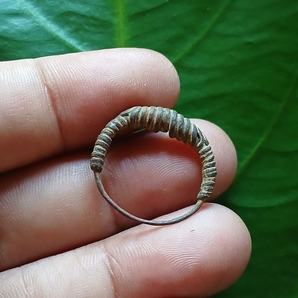 Koleksi Temuan Penyelam Sungai Cincin Perunggu Uket Kuno Majapahit