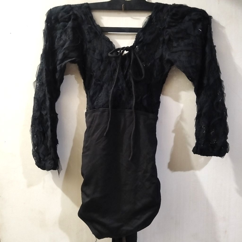 Bodysuit hitam brukat lace