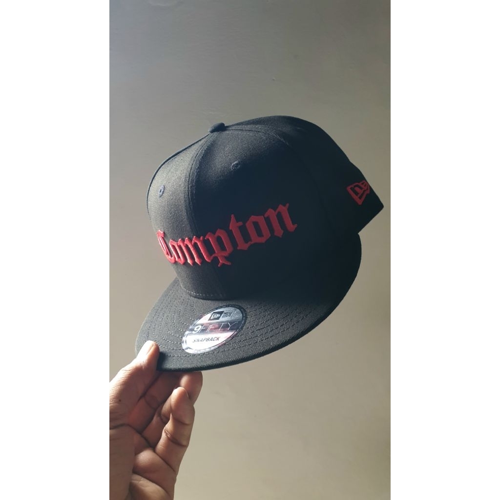 TOPI NEW ERA x COMPTON