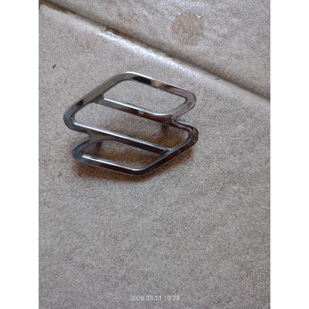 Emblem Grill Radiator Suzuki Vitara Escudo ORI BEKAS COPOTAN