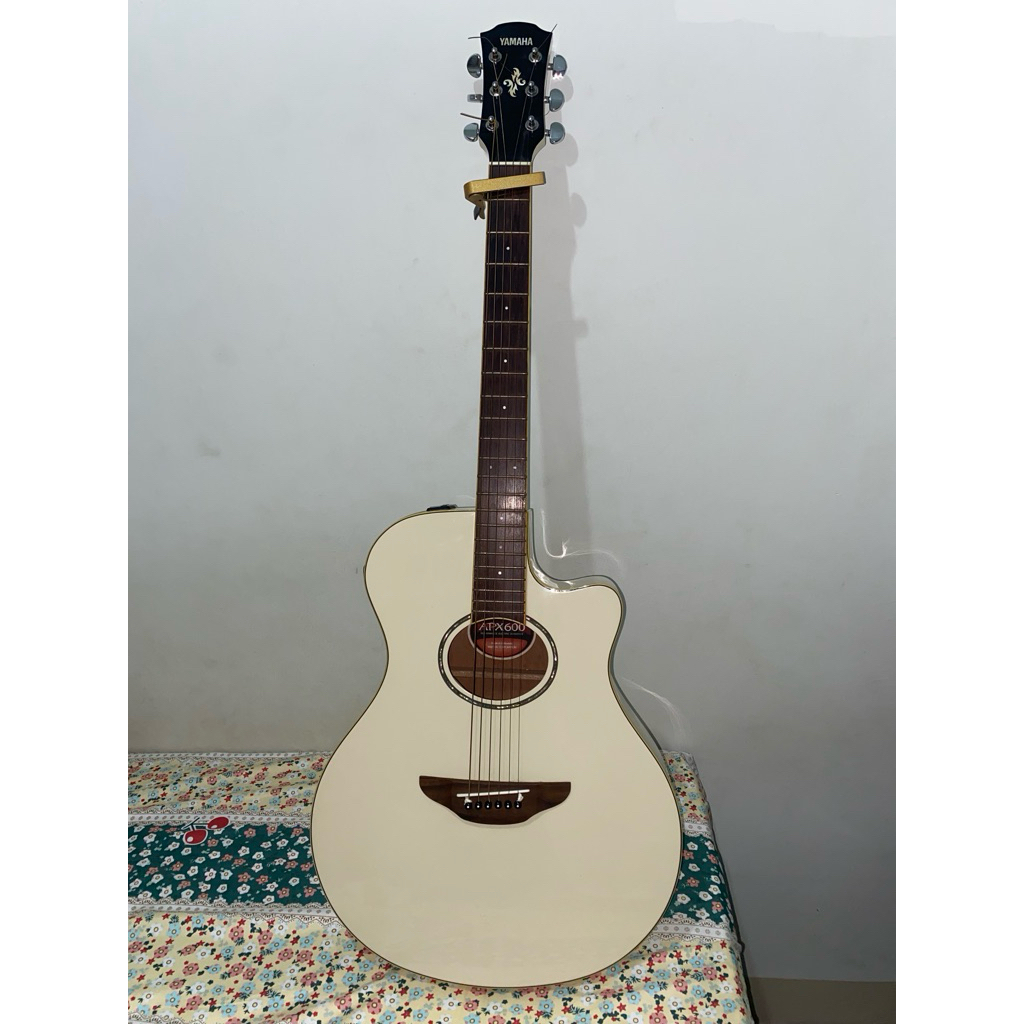 Preloved Gitar Yamaha APX 600 (Putih)