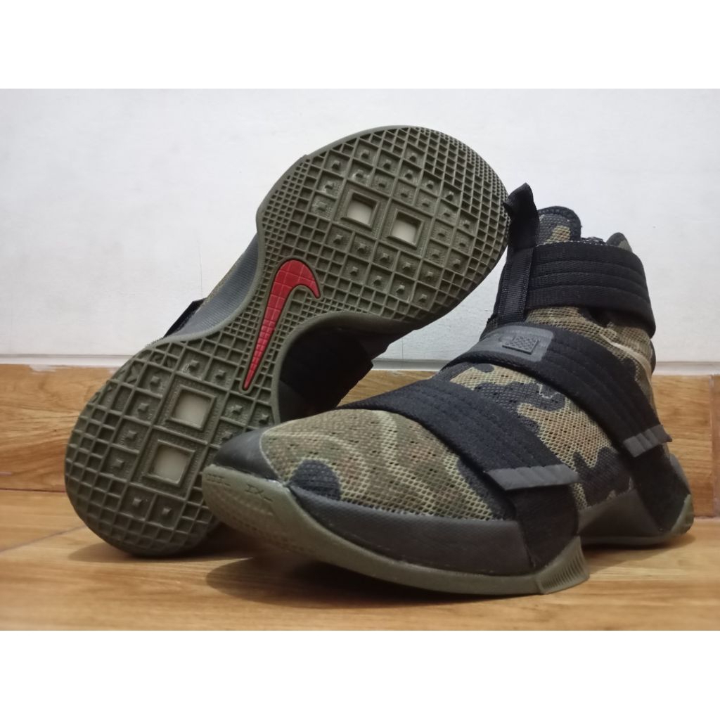 sepatu basket Nike LeBron Zoom Soldier 10