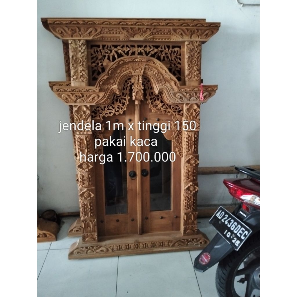 jendela gebyok pakai kaca hitam