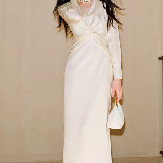 Gaun pelangsing pinggang simpul leher-V satin kerut elegan bergaya Prancis