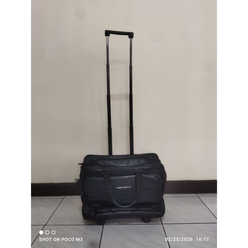 Tas Camel Active untuk laptop dan traveling  dengan 2 roda berbahan kulit sintetis warna hitam