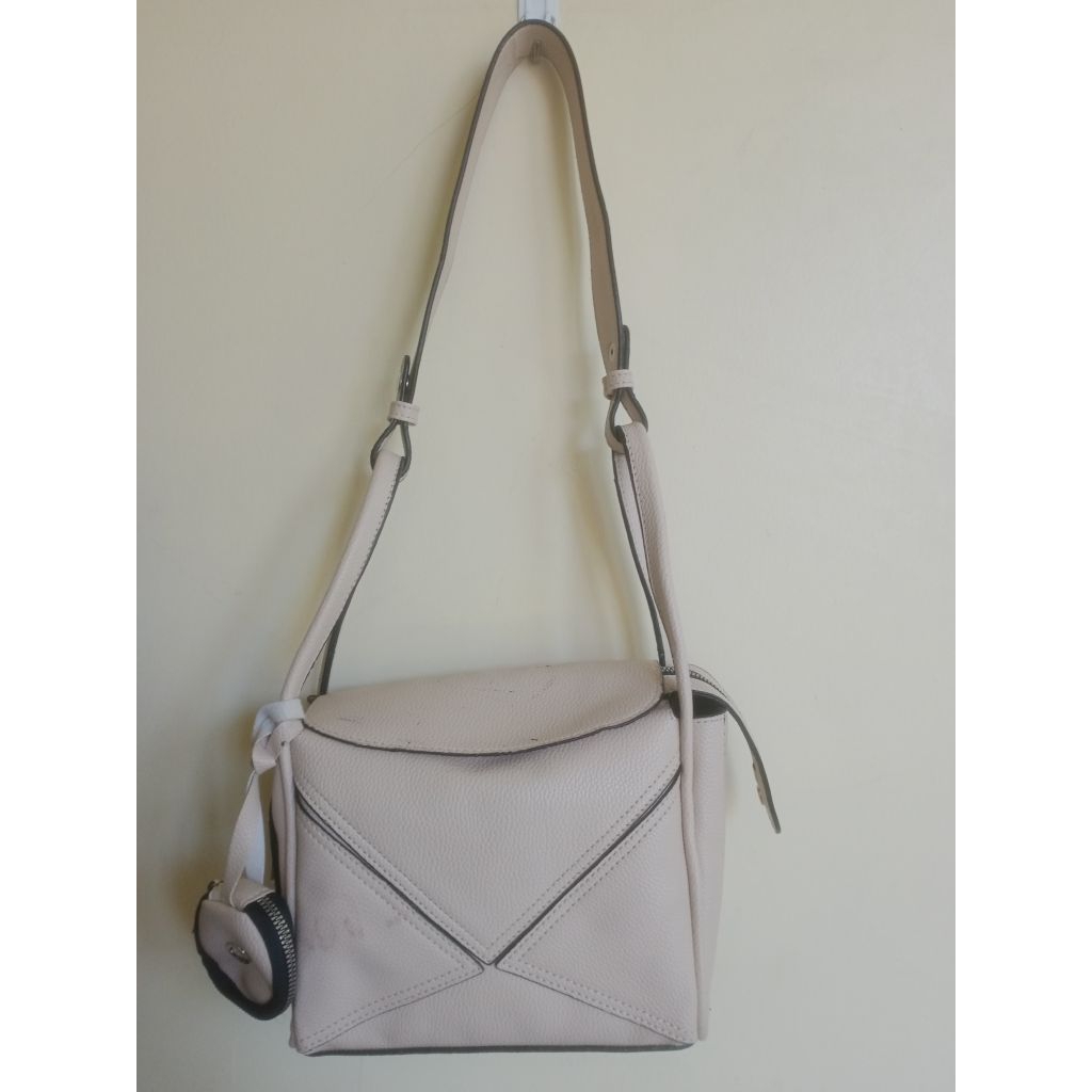 Tas Selempang Wanita (deffect cat hitam) (Preloved/bekas) | BACA DESKRIPSI DI BAWAH YA