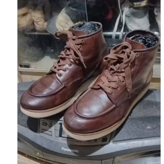 SEPATU MANTAN MOCTOE TAPAK PUTIH