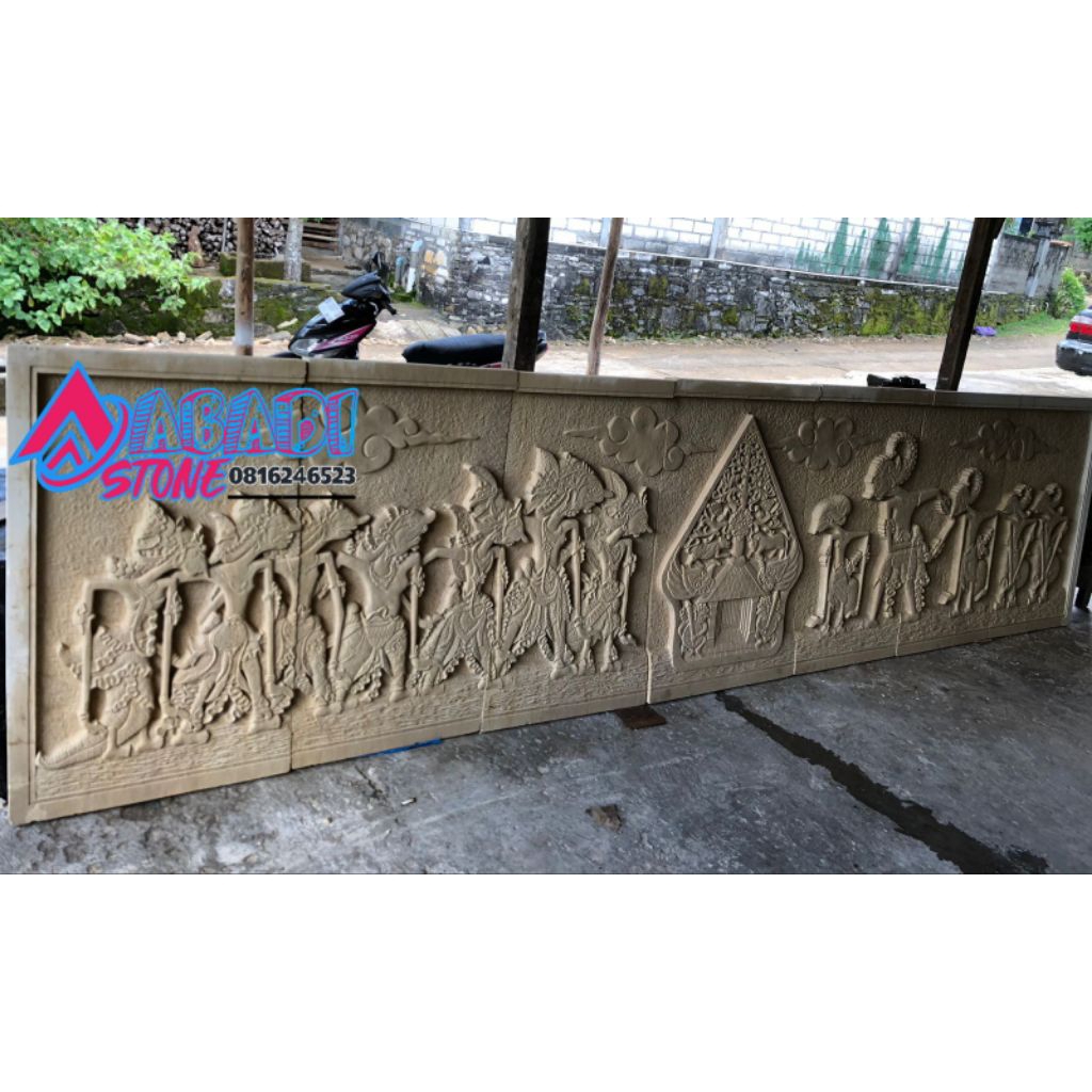 ukiran relief wayang Kurawa dan pandawa gunungan batu ukir Jogja batu paras batu ukir dekorasi inter