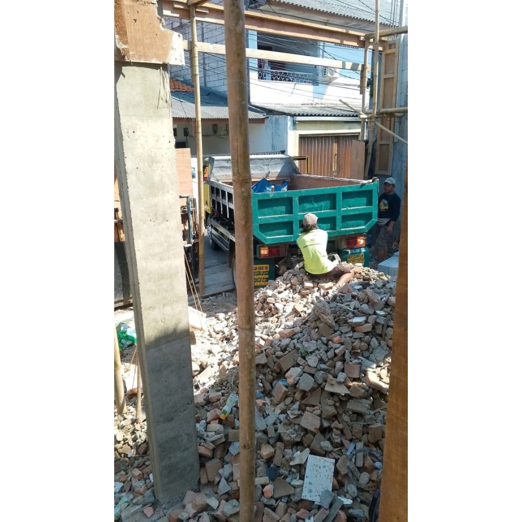 Buang puing-puing proyek