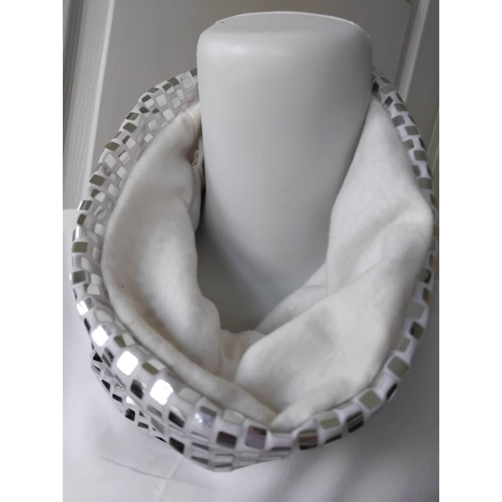 Syal leher putih blink musim dingin