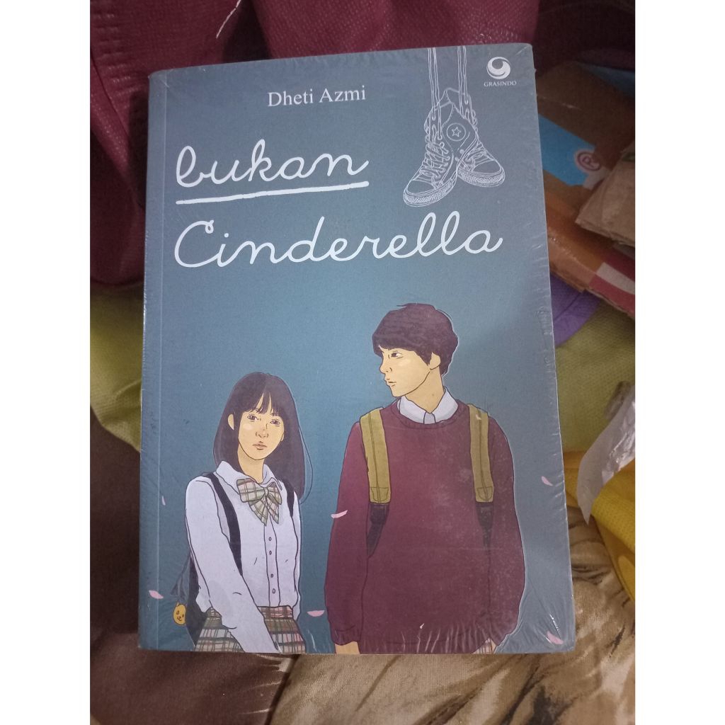 Novel Bukan Cinderella Dheti Azmi - Kisah Amora