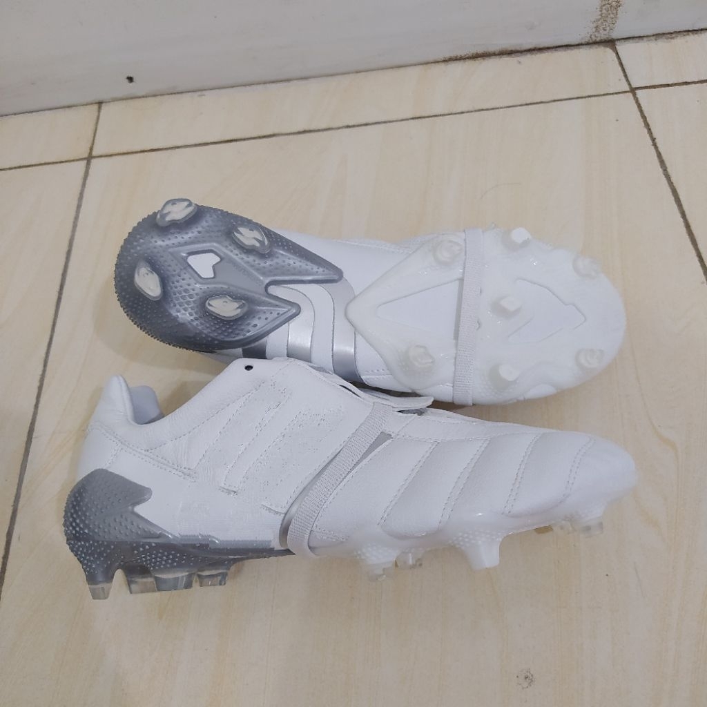Sepatu Bola Predator Mania rimake White fg
